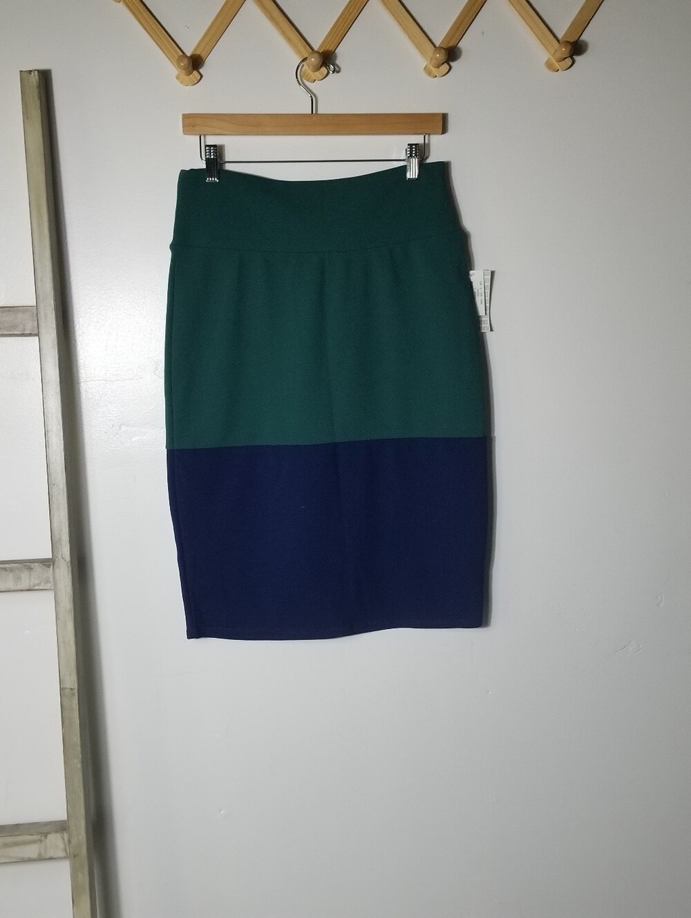 NWT LULAROE WOMEN'S GREEN AND NAVY CASSIE SKIRT SIZE LARGE